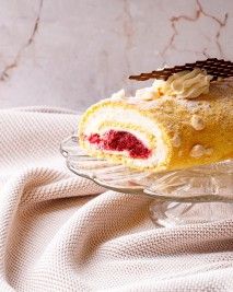 Rolada biszkoptowa z czerwonym nadzieniem na szklanej paterze