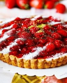 Tarta z czerwonymi owocami na kruchym spodzie